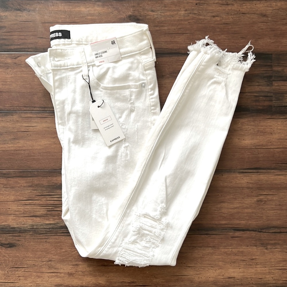 NWT Express mid rise, ankle distressed white jean size 4